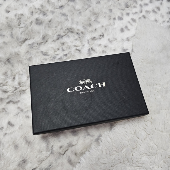 Coach Heart Glitter Small Wristlet - Picture 12 of 13